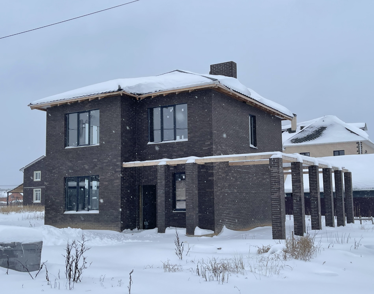 Монтаж кровли, подшив софитов, монтаж снегозадержателей и монтаж ...