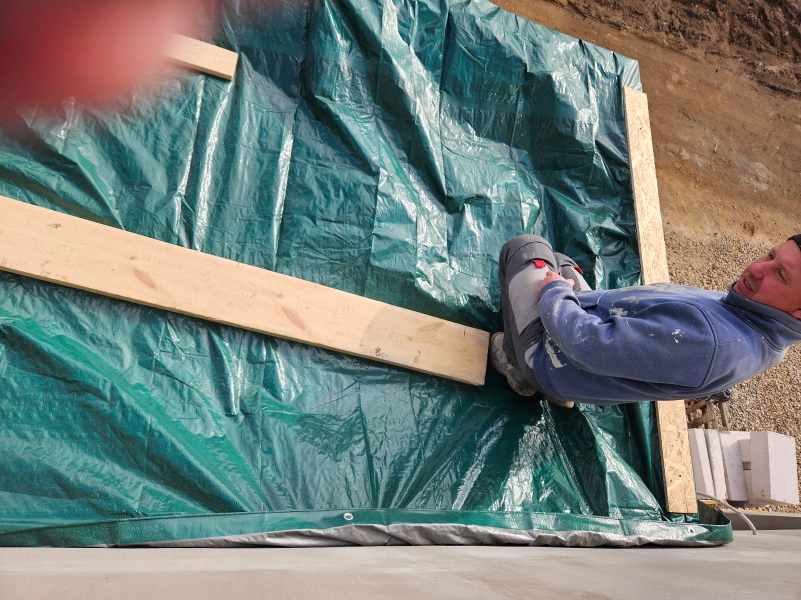 Смонтировать кровлю из ПВХ-мембраны на пристройке (входной тамбур в ...